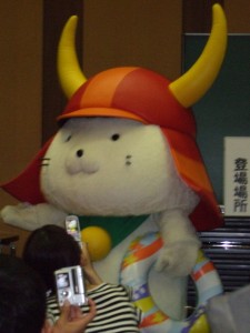 入らない浮き輪を持つひこにゃん 入らない浮き輪を持つひこにゃん
