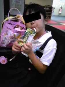 青汁を飲む春海 青汁を飲む春海