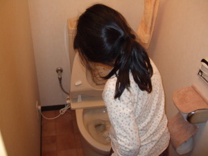 トイレ掃除をする春海 トイレ掃除をする春海