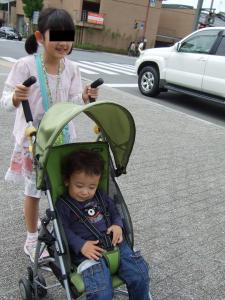いとこちゃんのお世話をしているつもり